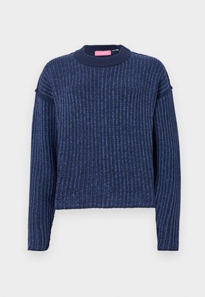 Tummansininen neulottu neule, jossa on ribbitekstuuri, pitkät hihat ja pyöreä pääntie. Sisältää hienovaraisia värieroja koko kankaan läpi.