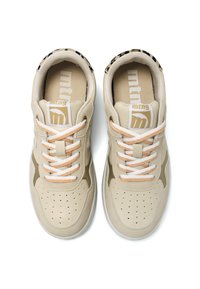 Sneaker beige con parte superiore in pelle liscia, lacci a contrasto chiari e scuri, punta perforata e dettagli in stampa leopardata sul colletto.