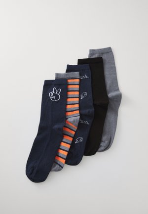 Fünf Paar Socken: dunkelmarine, schwarz, grau und gestreift mit orangefarbenen Akzenten. Merkmale sind grafische Designs und unterschiedliche Texturen.
