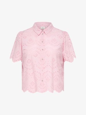 Bluza roz deschis cu mâneci scurte, nasturi și guler, prevăzută cu broderie tip ochi și margini ondulate pe mâneci și tiv.