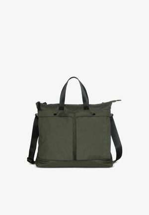 Grote groene totebag met twee voorvakken, zwarte handvatten en een verstelbare schouderriem, met het label "bugatti" verticaal aan de voorkant.