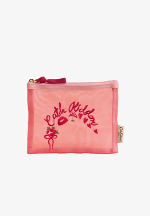 Bolsa de malla transparente rosa con el logo bordado de "Cath Kidston", elementos decorativos que incluyen flores y corazones, y cierre con cremallera.