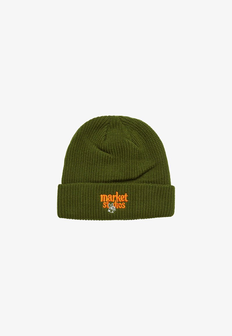 Groene gebreide beanie muts met een omgeslagen boord, voorzien van oranje en witte geborduurde tekst "market" en een logodetail aan de voorkant.