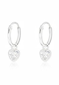 Orecchini a cerchio in argento con un charm pendente a forma di cuore trasparente. La superficie è liscia e lucidata, riflettendo la luce.