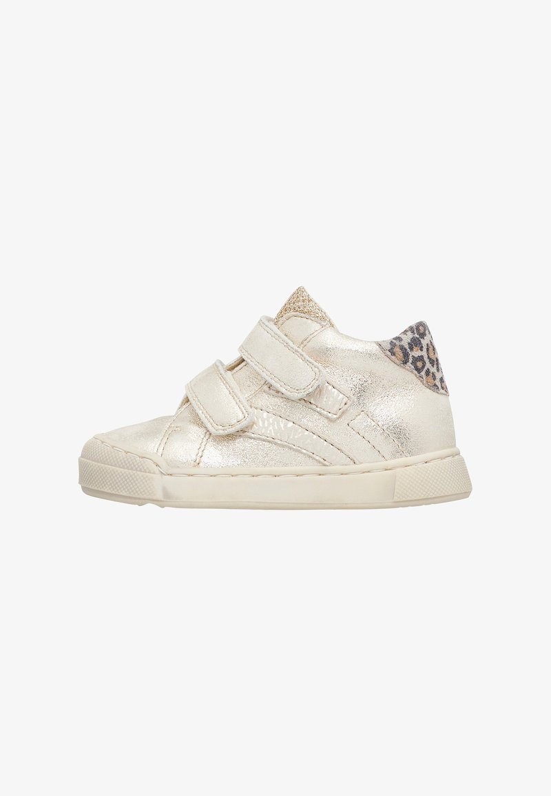 Sneaker per bambini in oro metallico con due strap in velcro, superficie texturizzata e un accento a stampa leopardata sul tallone. Suola in gomma e design piatto.