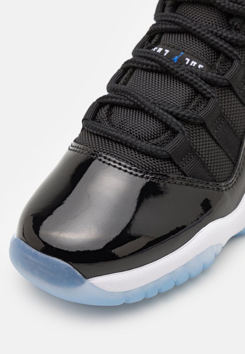 Chaussure Jordan Retro 11 Noir Et Blanc Chaussures Et Baskets