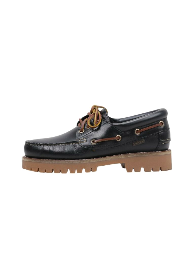 Bateau en cuir noir avec des lacets marron et une semelle en caoutchouc tan robuste, couture latérale et œillets en métal.