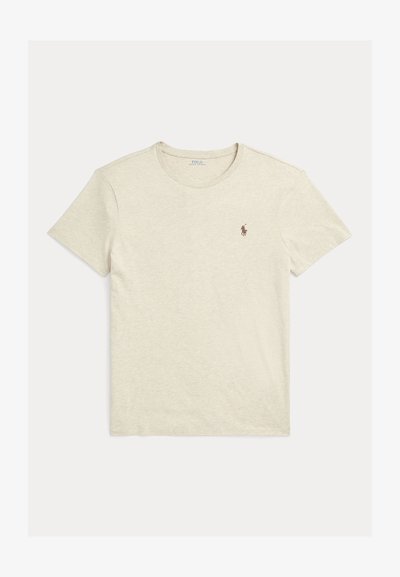 Béžové tričko s krátkym rukávom a okrúhlym výstrihom s malým hnedým logom Polo Ralph Lauren na ľavej strane hrudníka.