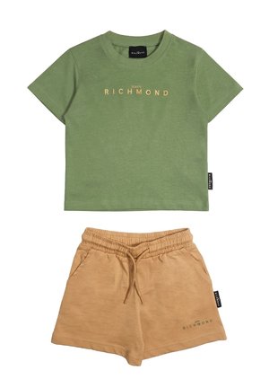 Maglietta verde a maniche corte con scritta "John Richmond" abbinata a pantaloncini beige con vita elastica, coulisse e tasche laterali.