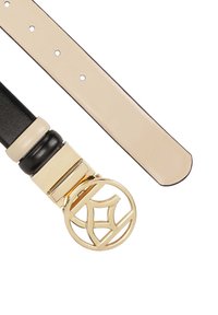 Cinturón de cuero con un diseño bicolor en negro y beis, que presenta una hebilla circular dorada con un patrón de logo y múltiples agujeros de ajuste.