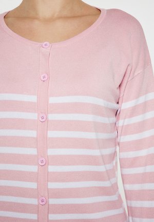 Lys rosa cardigan med hvide vandrette striber, med rund halsudskæring og seks matchende lyserøde knapper foran. Blødt, tekstureret stof.