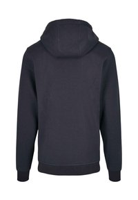 Huvtröja i mörk marinblå. Har en mjuk textur, kenguruficka och ribbade ärmslut och fåll. Inga synliga logotyper eller mönster.