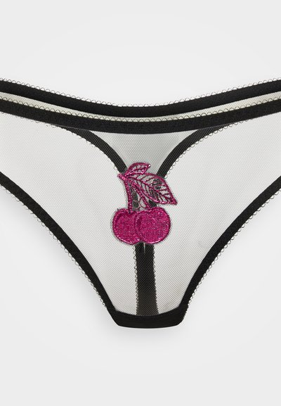 Černobílé síťované tanga s růžovou výšivkou třešně. Mají černý lem a ozdobný vroubkovaný okraj.
