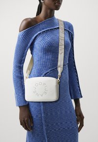 JOOP! Jeans - GIRO CLOE SHOULDERBAG - Taška s příčným popruhem - white Miniatura obrázku 1