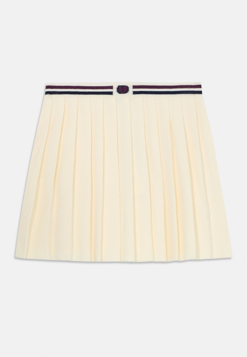 Gonna plissettata in crema chiaro con una vita aderente caratterizzata da strisce blu navy e borgogna e un bottone decorativo centrale.