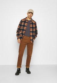 Levi's® RELAXED FIT - T-shirt estampada - anthracite/black