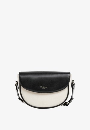 Umhängetasche mit einem cremfarbenen Canvas-Körper und einem schwarzen Kunstlederlapel. Verfügt über ein geschwungenes Design und silberne Hardware-Details.