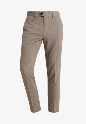 Pantalones beige ajustados, hechos de una tela suave, que cuentan con un cierre de botón, bolsillos frontales y un diseño de corte slim.