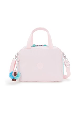 Borsa rettangolare rosa con cerniere a contrasto, manici doppi, tracolla removibile e un accessorio portachiavi soffice blu e bianco.