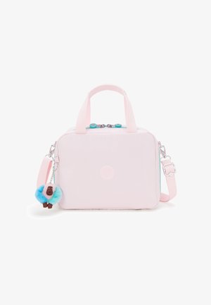 Roze rechthoekige tas met contrasterende ritsen, dubbele handvatten, een afneembare schouderriem en een blauw-witte donzige sleutelhangeraccessoire.