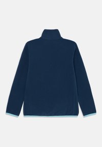 Donkerblauwe fleece jack met lange mouwen, hoge kraag en lichtblauwe details zichtbaar bij de manchetten en de onderrand, gezien vanaf de achterkant.