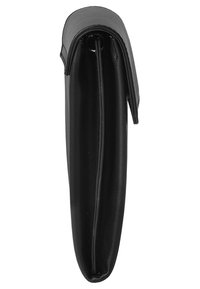 Musta nahkalompakko, jossa on tyylikäs muotoilu, taitettava yläosa, sileä pinta ja kapea, pitkä muoto. Ei näkyvää metalliosaa.