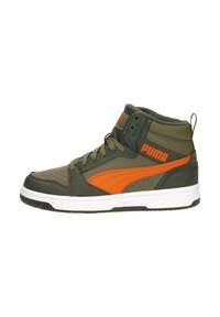 Wysokie trampki PUMA z oliwkowo-zieloną skórzaną cholewką, pomarańczowymi akcentami, perforowanym przodem i białą gumową podeszwą.