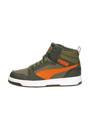 Wysokie trampki PUMA z oliwkowo-zieloną skórzaną cholewką, pomarańczowymi akcentami, perforowanym przodem i białą gumową podeszwą.