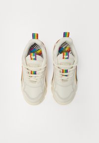 Sneaker bianche con accenti arcobaleno sul tallone e sui lati, pannelli testurizzati e una soletta colorata con un motivo a cuore.