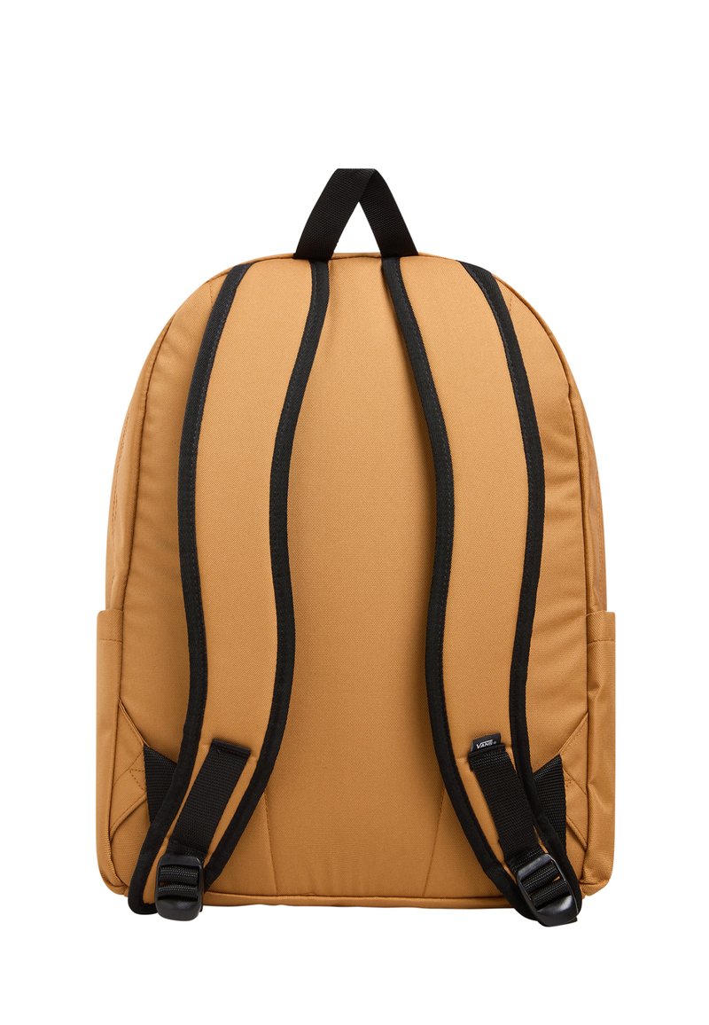 Mochila marrón con correas negras, diseño redondeado y textura de tela. Cuenta con dos bolsillos laterales y un asa en la parte superior para llevar.
