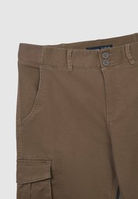 Brązowe spodnie cargo z gładkiej tkaniny, prążkowanym paskiem w talii, dwiema guzikami oraz bocznymi kieszeniami z przeszytymi detalami.