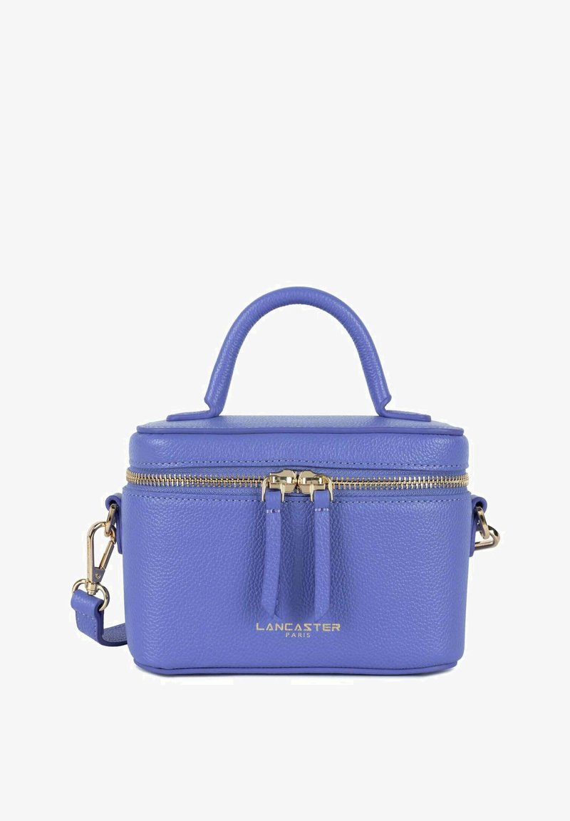 Borsa a tracolla in pelle viola con forma strutturata, manico superiore e tracolla rimovibile. Presenta una chiusura con zip dorata e branding sul davanti.