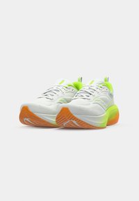 Saucony SURGE 3 - Tekaški copati za cesto - white/citron