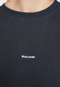 Only & Sons ONSOSRIS LIFE REDACT TEE - T-shirt estampada - dark navy