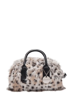 Kleine Handtasche aus Leopardenmuster-Faux-Fur, mit schwarzen Ledergriffen und einem runden silbernen Anhänger, der an einem Griff befestigt ist.