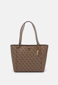 Sac fourre-tout marron à motifs avec deux bretelles d'épaule, des accents en métal doré, et un porte-clés de marque. Présente une forme rectangulaire structurée.