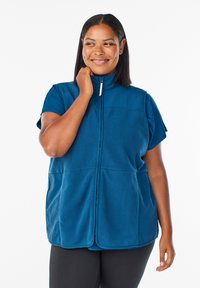 Turkusowa kamizelka polarowa z krótkimi rękawami, z zamkiem błyskawicznym z przodu, o miękkiej teksturze, z dwoma dyskretnymi bocznymi kieszeniami. Ciepły i lekki design.