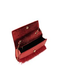 Borsa a tracolla rossa metallica con finitura testurizzata, caratterizzata da un bordo rosso peloso e una tracolla in oro. Interno nero, con chiusura a scatto.