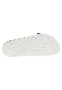 Zool van een witte sandaal met een geometrisch profielpatroon en het "PEPE JEANS" merk in reliëf op de rubberen zool.