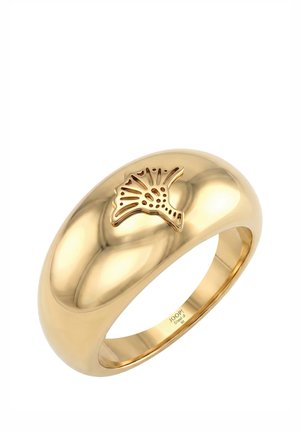 Anello color oro con un motivo a rilievo a forma di foglia di ginkgo sulla parte superiore, superficie liscia e lucida, e incisione del marchio all’interno della fascia.