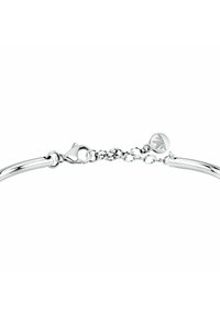 Bracciale d'argento con superficie liscia, dotato di chiusura a moschettone e catena regolabile. Include un'etichetta rotonda con un design a foglia.
