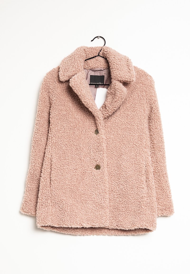 Cappotto rosa peloso con una texture morbida, ampio colletto e due bottoni frontali. Appeso a un gancio nero su uno sfondo bianco.