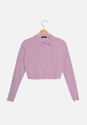 Helles lila, kurz geschnittenes Sweatshirt mit langen Ärmeln und kragenähnlichem Ausschnitt, das aus strukturiertem Stoff gefertigt ist und sechs Vorderknöpfe aufweist.