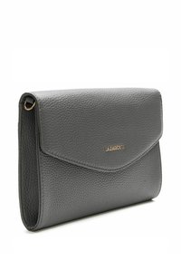 Bolso clutch de cuero texturizado gris oscuro con cierre de solapa y pequeño logo metálico dorado centrado en la parte frontal.