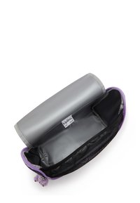 Paarse rechthoekige etui met een rits en een gaasvakje aan de binnenkant, en een klein pluche sleutelhanger aan de rits.