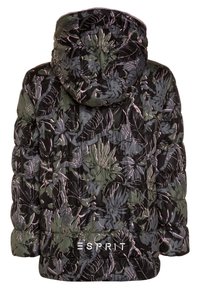 Vadderad dunjacka med huva, med svart bakgrund och stora bladmönster i grönt, grått och rosa. Varumärkeslogotyp vid fållen.
