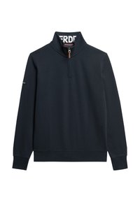 Sudadera azul marino con cuello alto y cierre de media cremallera. Presenta puños de canalé y una tela texturizada. Pequeño logo en la manga.
