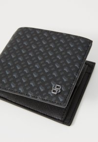 Svart lommebok med et teksturert geometrisk mønster, laget av syntetisk materiale. Har sømmede kanter og et blankt metalllogo-accent.