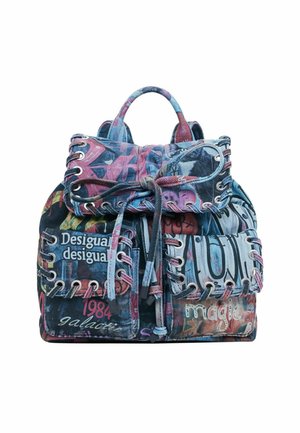 Denim rugzak met een roze en blauwe grafische print. Voorzien van metalen oogjes, een vetersluiting en voorvakken. Aangevuld met verschillende tekstontwerpen.