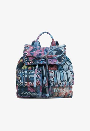 Zaino in denim con stampa grafica rosa e blu. Presenta occhielli metallici, chiusura con lacci e tasche frontali. Accentuato da vari design testuali.